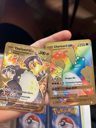Cartas Pokémon Charizard VMAX y GX Doradas