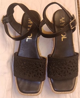 Sandalias cuña negras con tiras