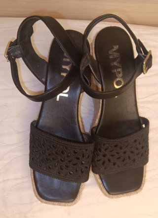 Sandalias cuña negras con tiras