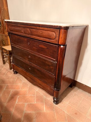 Cómoda provenzal antigua de madera y mármol
