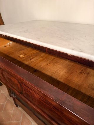Cómoda provenzal antigua de madera y mármol