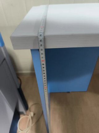 Escritorio blanco y azul