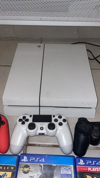 Consola PS4 Blanca + 5 Juegos + 3 Mandos