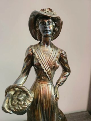 Escultura Dama Época Cesta Metal y Mármol