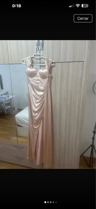 Vestido de fiesta rosa satinado