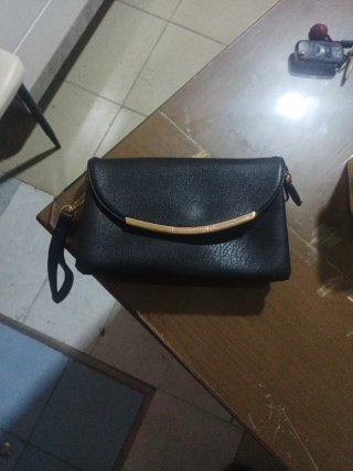 Bolso blanco y negro con detalle dorado