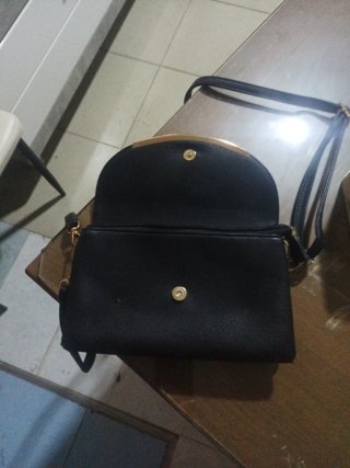 Bolso blanco y negro con detalle dorado