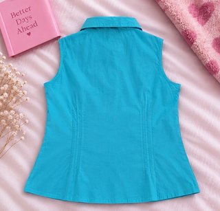 Blusa azul con bordado
