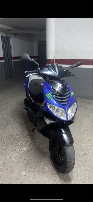 Scooter Peugeot Azul y Negro