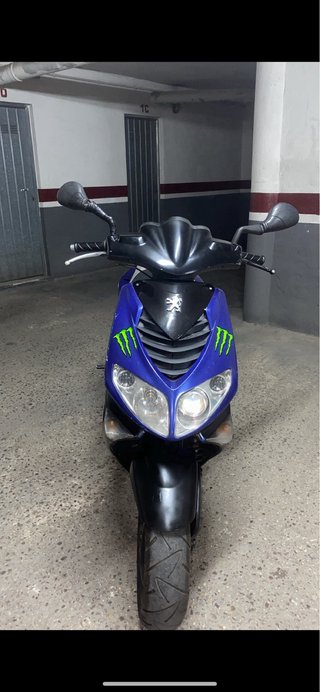 Scooter Peugeot Azul y Negro