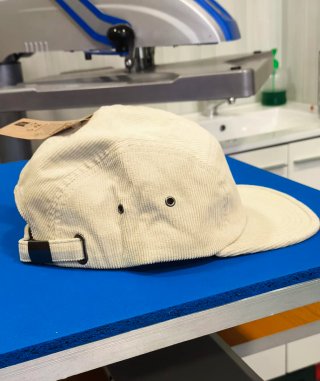 Gorra estilo skater de pana beige