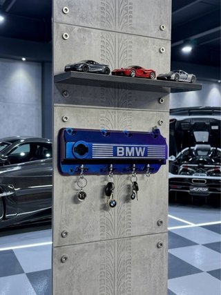 Colgador de llaves BMW artesano.