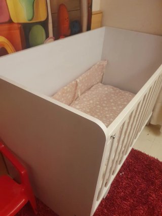 Cuna con colchón y juego de cama