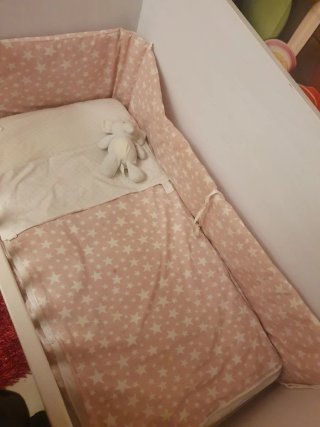 Cuna con colchón y juego de cama