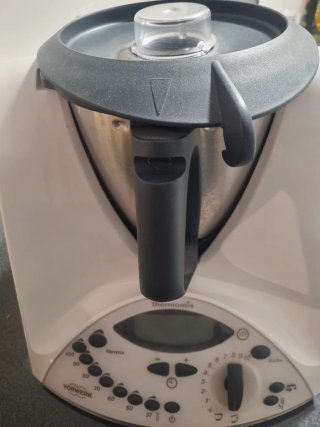 Thermomix TM31 (incluye varios accesorios).