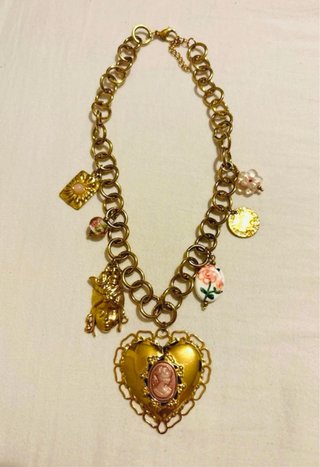 Collana con ciondoli a cuore e cammeo