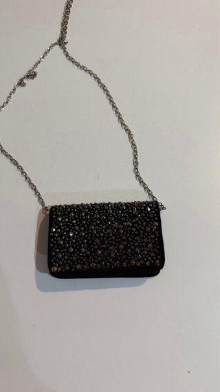 Bolso de fiesta negro con pedrería y cadena