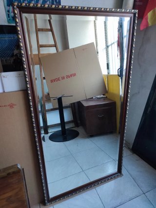 Espejo de madera con marco dorado