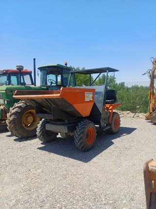 Dumper de obra naranja