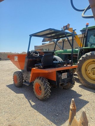 Dumper de obra naranja