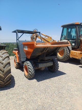 Dumper de obra naranja