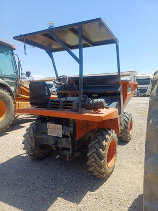 Dumper de obra naranja