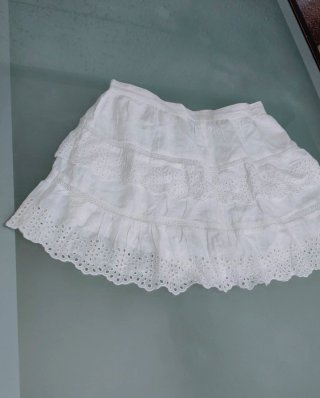 Falda blanca con volantes con bordado ingles, GAP