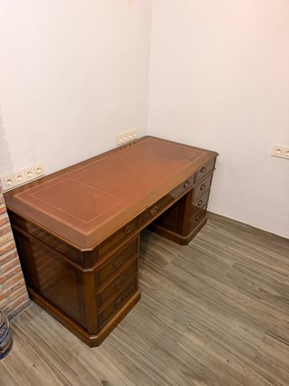 Escritorio de madera con tapa de piel como nuevo.