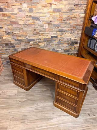 Escritorio de madera con tapa de piel como nuevo.