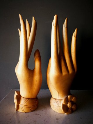 Escultura manos a tamaño natural de madera IROKO