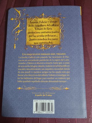 Un esqueleto debajo del tejado