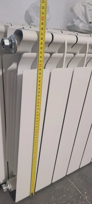 Radiadores y toalleros metálicos blancos