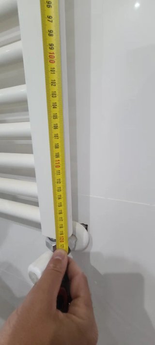 Radiadores y toalleros metálicos blancos