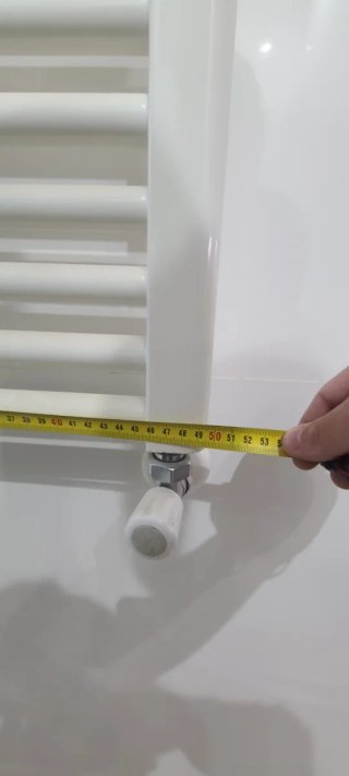 Radiadores y toalleros metálicos blancos