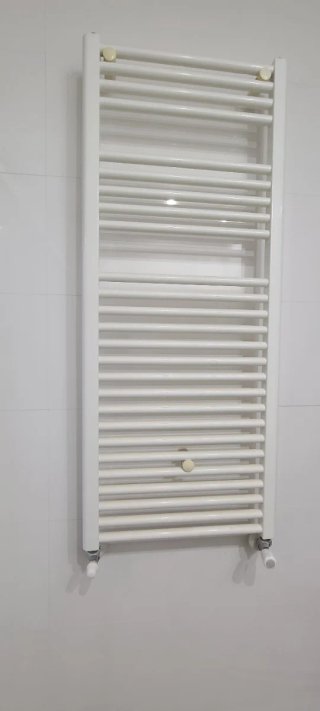 Radiadores y toalleros metálicos blancos