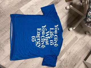 Camiseta azul con frase motivacional