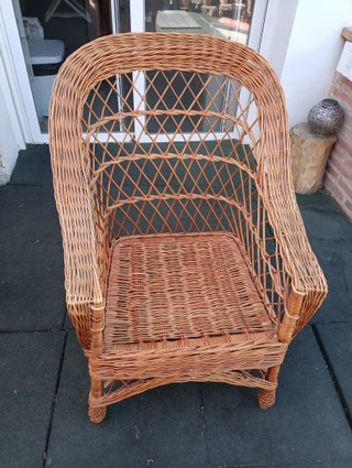 Sillón de mimbre marrón
