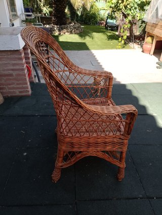 Sillón de mimbre marrón