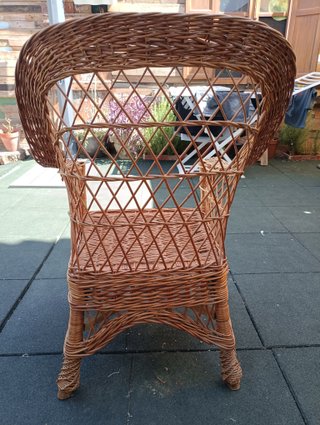 Sillón de mimbre marrón