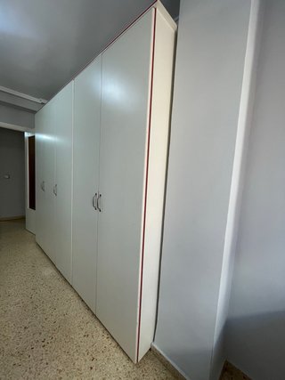 Armario y Estantería roja y blanca