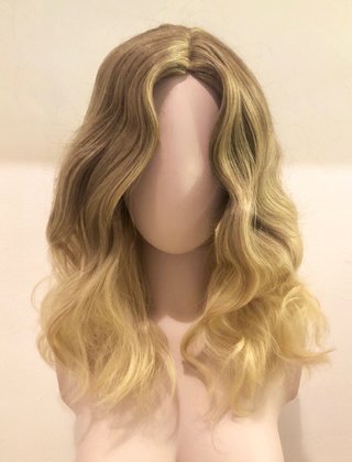 Peluca castaña y rubia ondulada media melena