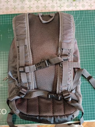 Mochila con bolsillos de malla