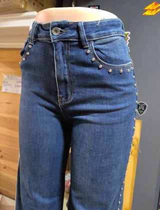 Jeans de campana con tachuelas