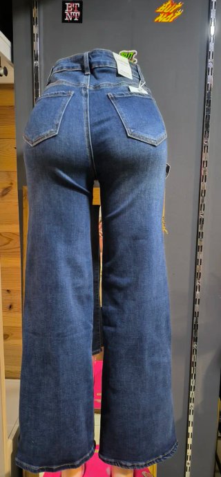 Jeans de campana con tachuelas