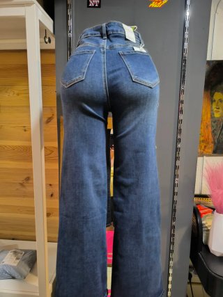 Jeans de campana con tachuelas