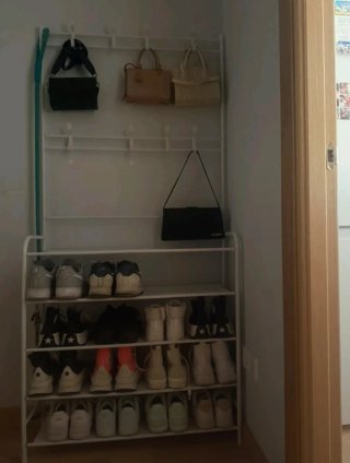 Zapatero y perchero blanco