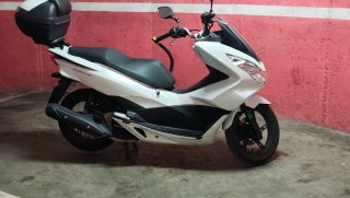 Honda PCX Blanca Maxi Scooter