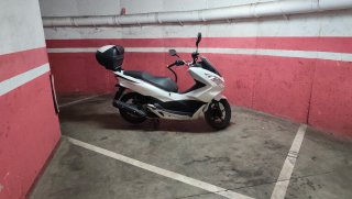 Honda PCX Blanca Maxi Scooter