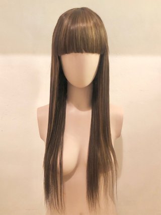 Peluca castaña larga lisa con flequillo