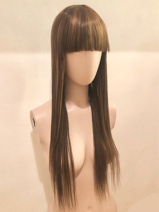 Peluca castaña larga lisa con flequillo